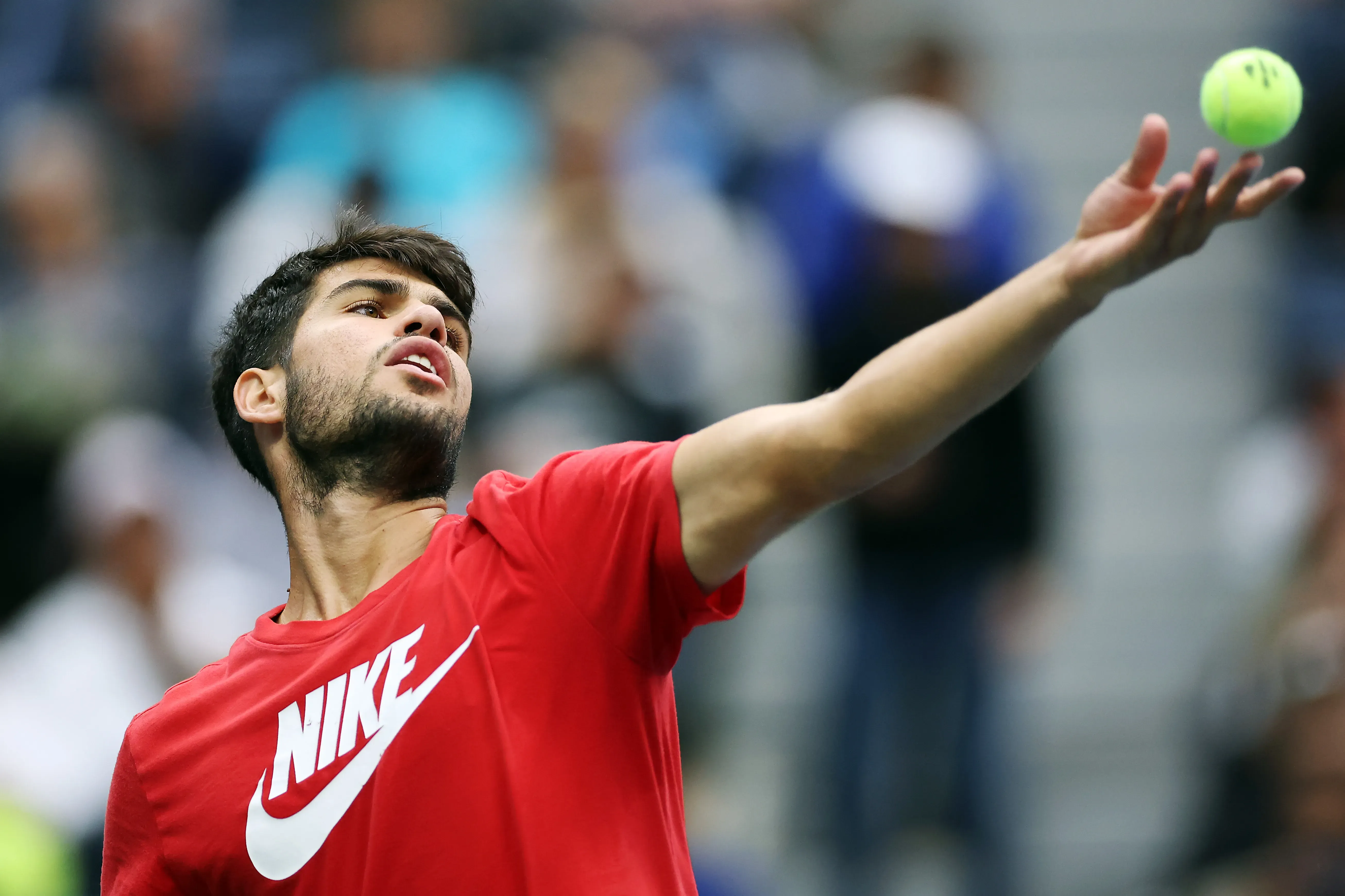 Carlos Alcaraz trabaja para cambiar su servicio. (Photo by Sarah Stier/Getty Images)