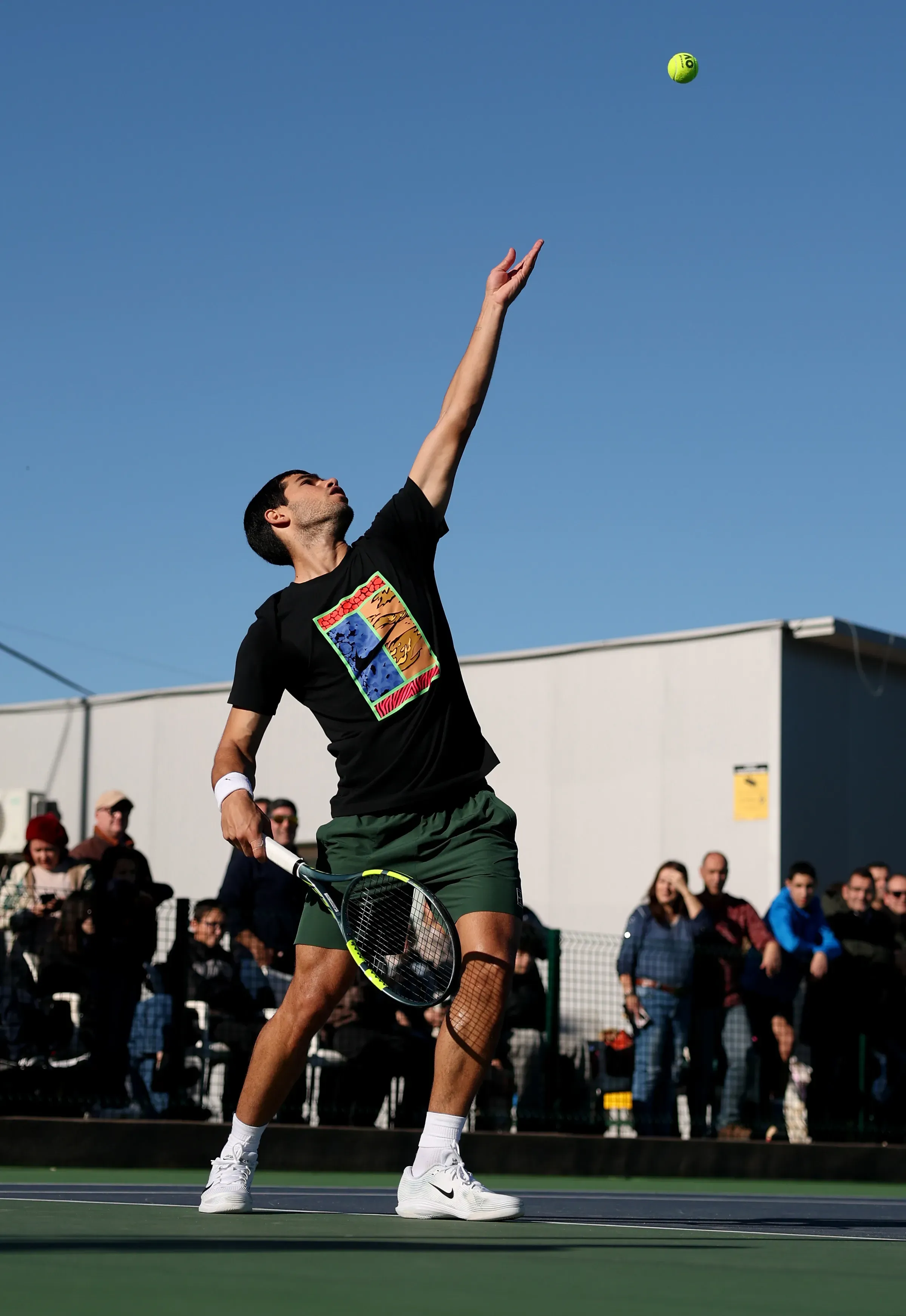 Carlitos practica saques. (Foto: Getty).