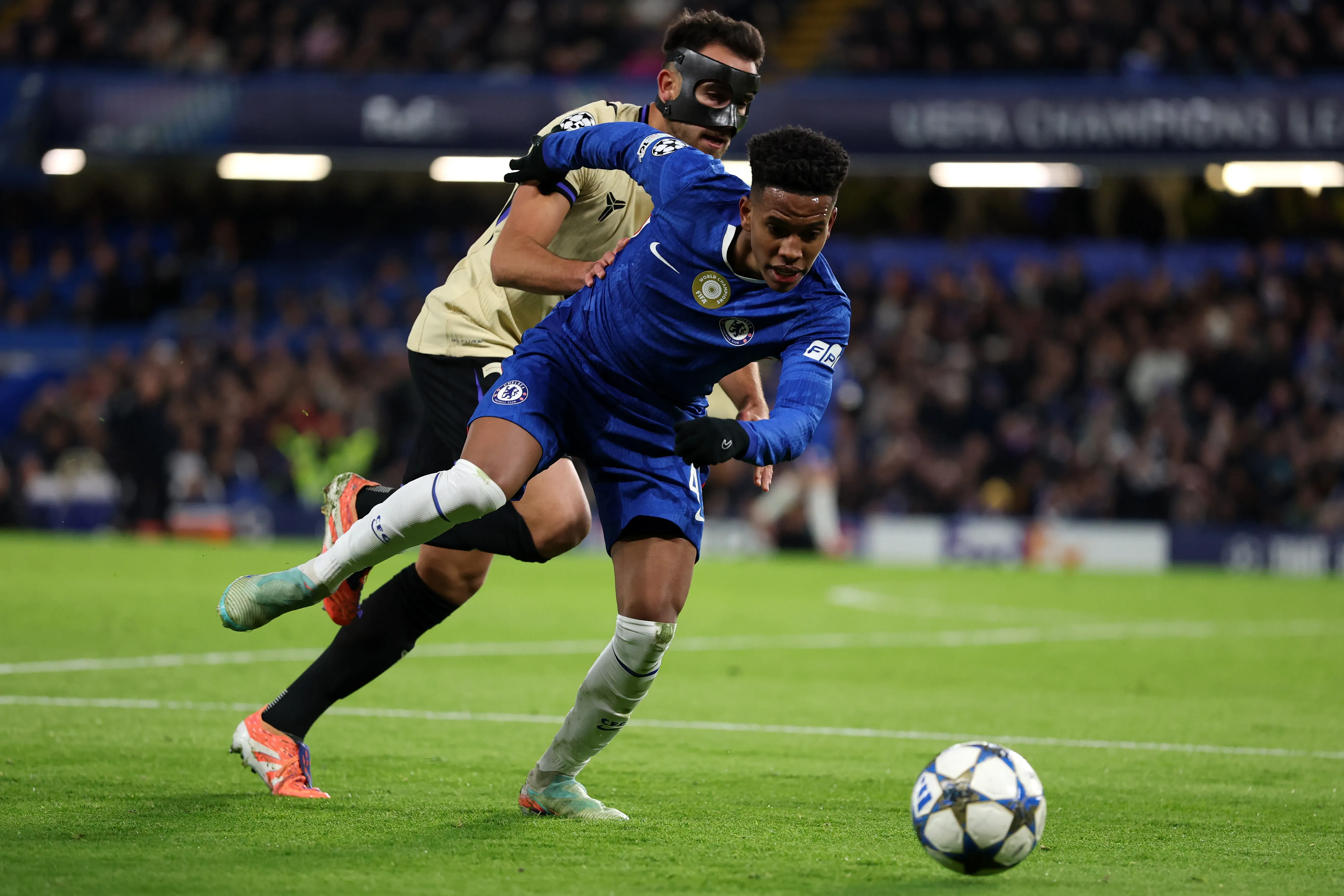Estêvão contra o Barcelona. Foto: Justin Setterfield/Getty Images