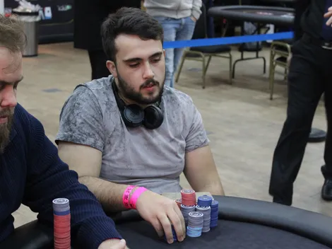 Rafael Francisquetti puxa a fila dos 18 sobreviventes no Dia Final do Main Event do WPT Brasil