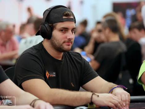 João Simão acerta hero call no river e dobra suas fichas no Main Event do Caribbean Poker Party