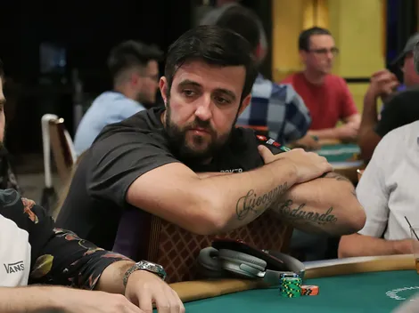 Mesmo com adversários dominados, André Akkari cai no Limit Hold'em Championship da WSOP