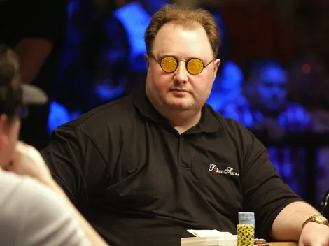 Greg Raymer analisa call em overbet em board complicado; o que você faria?