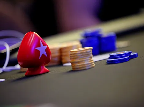 Jogando na mesa de André Akkari, craques do online se envolvem em pote de mais de 100 blinds; confira