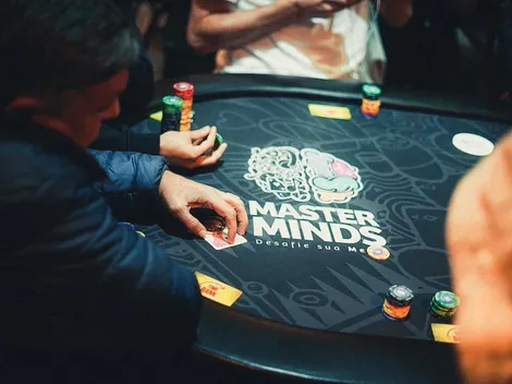 Jogador acerta flop perfeito com 97o para quebrar dois AA em all in triplo no MasterMinds 11