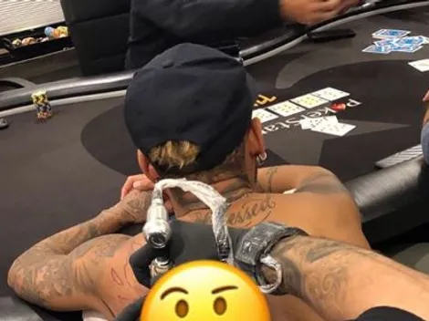 Boa combinação? Neymar faz tatuagem durante partida de poker com Gabriel Medina