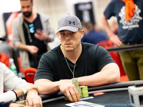 Alex Foxen mostra conta regulada em all in triplo cooler na WSOP