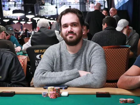 Bernardo Dias acerta difícil call em board conectado na mesa final da WSOP Online