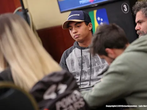 João Fera tem AA quebrado por J3 em all in triplo no PokerStars