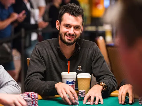 Alex Livingston larga QQ pré-flop no Main Event da WSOP; o que você faria?