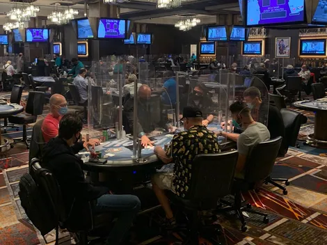 Máscaras, acrílico e álcool em gel: veja imagens do retorno do poker ao vivo em meio à pandemia