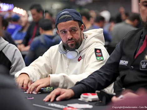 André Akkari erra call e cai no Sunday High Roller, mas faz FT no Warm-Up