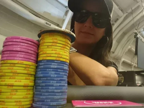 Amanda Fabiane é campeã do Progressive KO Wrap-Up Small do BSOP Online em HU verde e amarelo