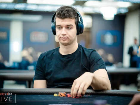 Michael Addamo lidera mesa final do Super High Roller Bowl