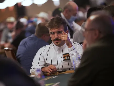 Yuri Martins, André Akkari e Felipe Mojave avançam ao Dia 2 do Evento #23 da WSOP