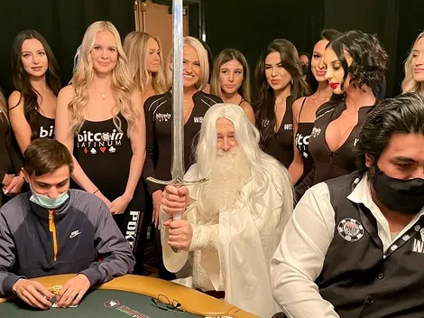 Phil Hellmuth se veste de Gandalf em entrada triunfal no Main Event da WSOP