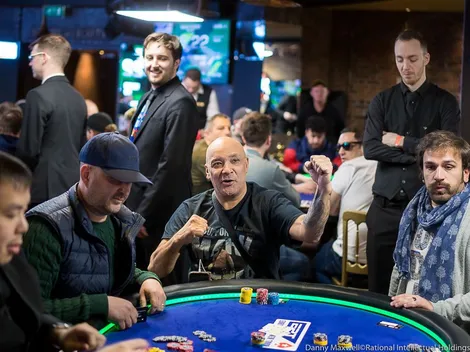 Flop mágico e eliminação tripla com 54s: Main Event do UKIPT tem mão insana