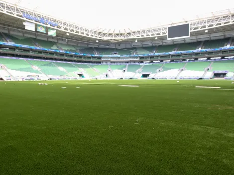 Elenco de série famosa marca presença no Allianz e agita torcida do Palmeiras