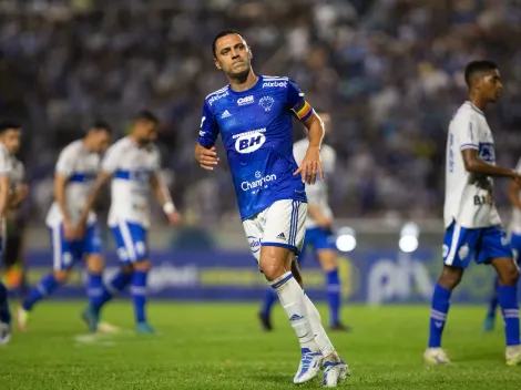 Rômulo mostra perna machucada e dá razão a Pezzolano em 'treta' do Cruzeiro com arbitragem