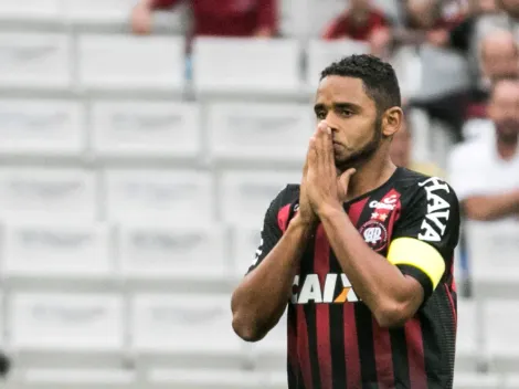 Deivid ‘pendura as chuteiras’ e se despede da torcida do Athletico em grande estilo