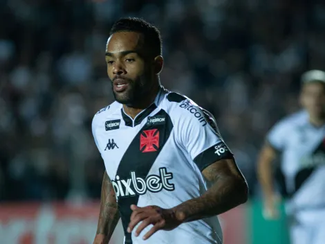 Alex Teixeira ‘paga mico’ em comemoração e arranca risadas da torcida do Vasco