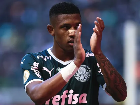 Danilo dá adeus à torcida do Palmeiras antes de embarcar rumo a Inglaterra