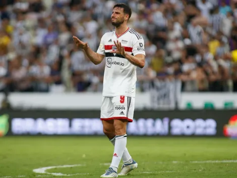  Calleri trabalha duro em tratamento de lesão e impressiona internamente