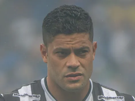 Hulk aparece com gesto do Cruzeiro e leva torcida do Atlético-MG à loucura com gafe