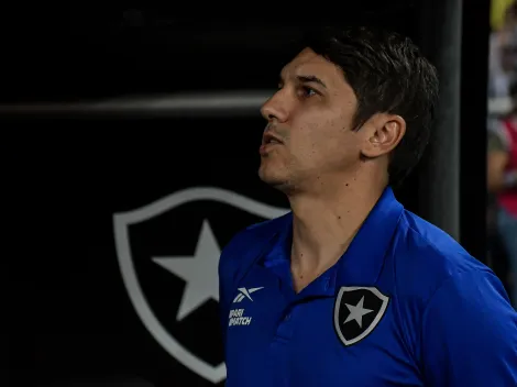 Torcida do Botafogo critica Lúcio Flávio por não relacionar jogador