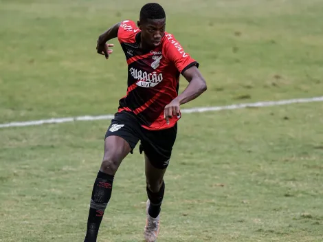 Matheus Babi emprestado pelo Athletico é criticado por dirigente do Peñarol