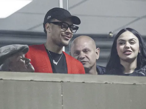 Vitor Roque acompanha partida do Athletico-PR na Ligga Arena