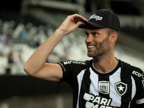 Ex-Botafogo, Joel Carli participa de evento no clube