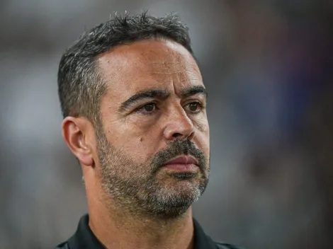 Artur Jorge 'sela' saída de defensor no Botafogo
