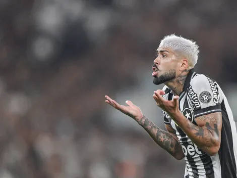 Barboza, do Botafogo, mostra machucado e reclama da arbitragem