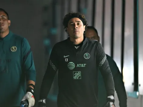 Un campeón, presente en el encuentro de América con la playera de Ochoa