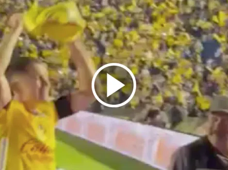 El festejo de Fidalgo con el banderín de córner que pasará a la historia