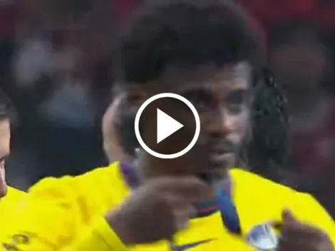 El gesto de desprecio de Dilrosun al recibir la medalla de subcampeón
