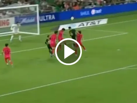 Raúl Jiménez hace gol de cabeza ante un defensa del Bayern Múnich