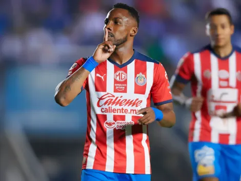 Julián Quiñones sorprende al responder si jugaría en Chivas