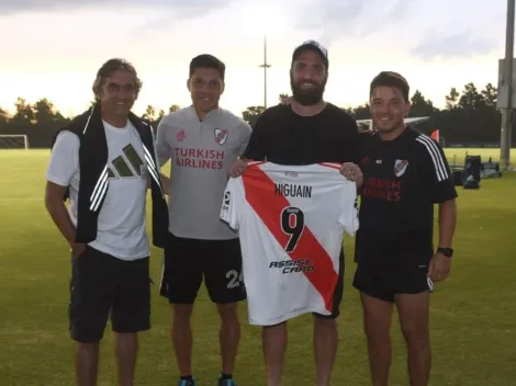 Higuaín visitó la pretemporada de River y los hinchas le piden una sola cosa