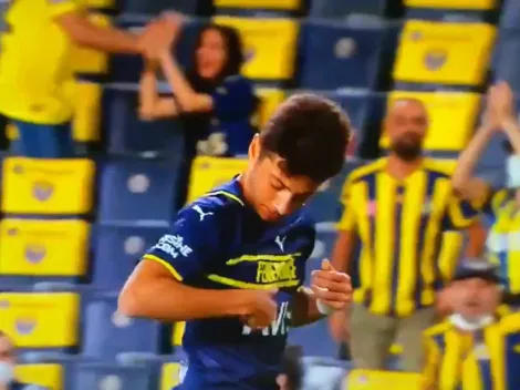 Video: metió un gol y quiso besar el escudo de su equipo, pero todo cambió al ver su camiseta