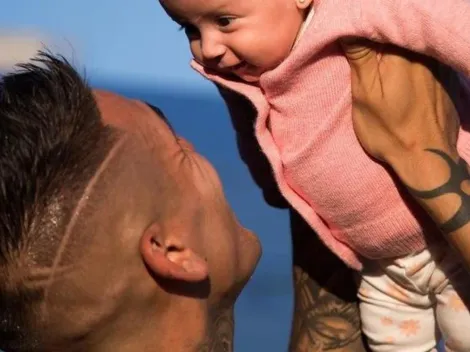 Las fotos de Centurión con su hija por primera vez en una cancha