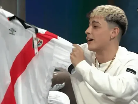 La reacción de Trueno al recibir una camiseta del Rayo Vallecano: "Si vuelvo con esto al barrio..."