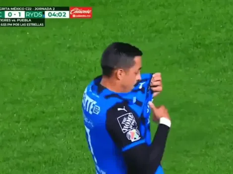 Rogelio Funes Mori quiso besarse el escudo, pero su camiseta no se lo permitió