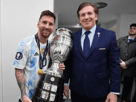 Se llevó todo: Domínguez le regaló una réplica de la Copa América a Messi