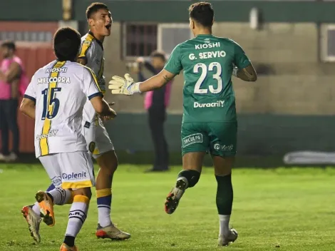 Increíble pero real: el Central de Tevez le ganó a Arsenal con dos goles del arquero Servio