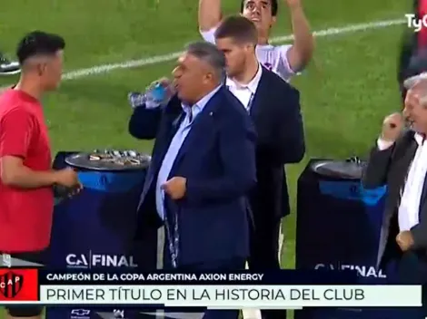 VIDEO | Chiqui Tapia le robó una botella de agua a un jugador de Patronato