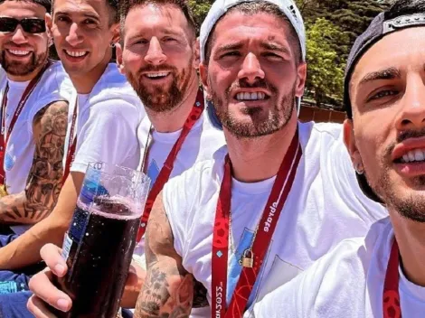 VIDEO | "Parecemos brasileros": fernet en mano, el canto del plantel argentino en el arranque de la caravana