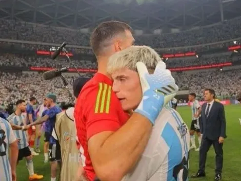 El blooper de Dibu Martínez al felicitar a Garnacho por su debut en la Selección