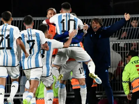 El abrazo de Messi y Garnacho tras el gol de Argentina